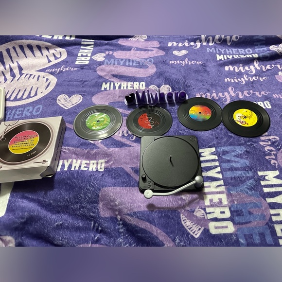 Record Player Coaster Set includes 4 vinyl coasters and record player holder - Picture 2 of 3
